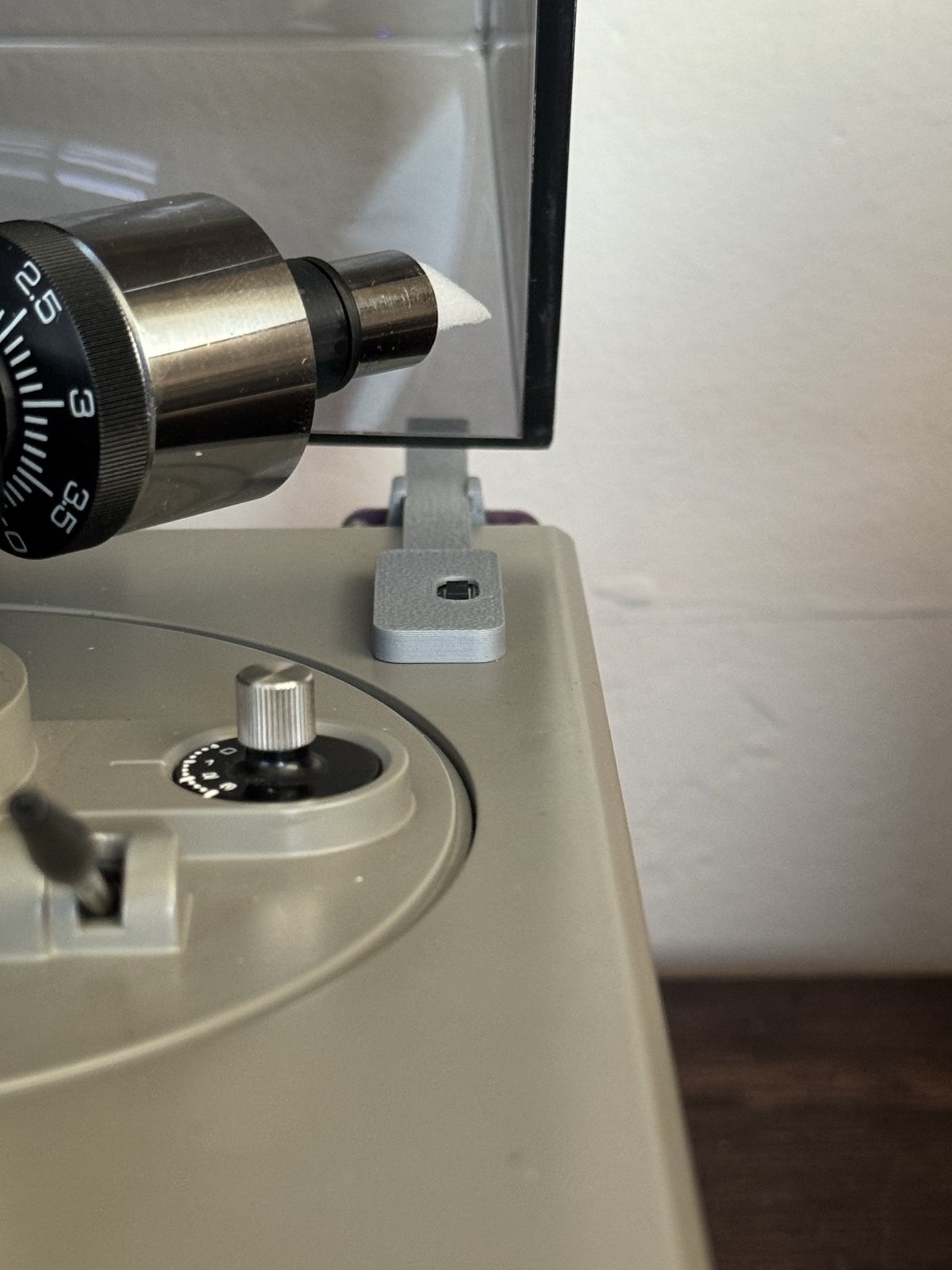 The sensor and tonearm on the deck